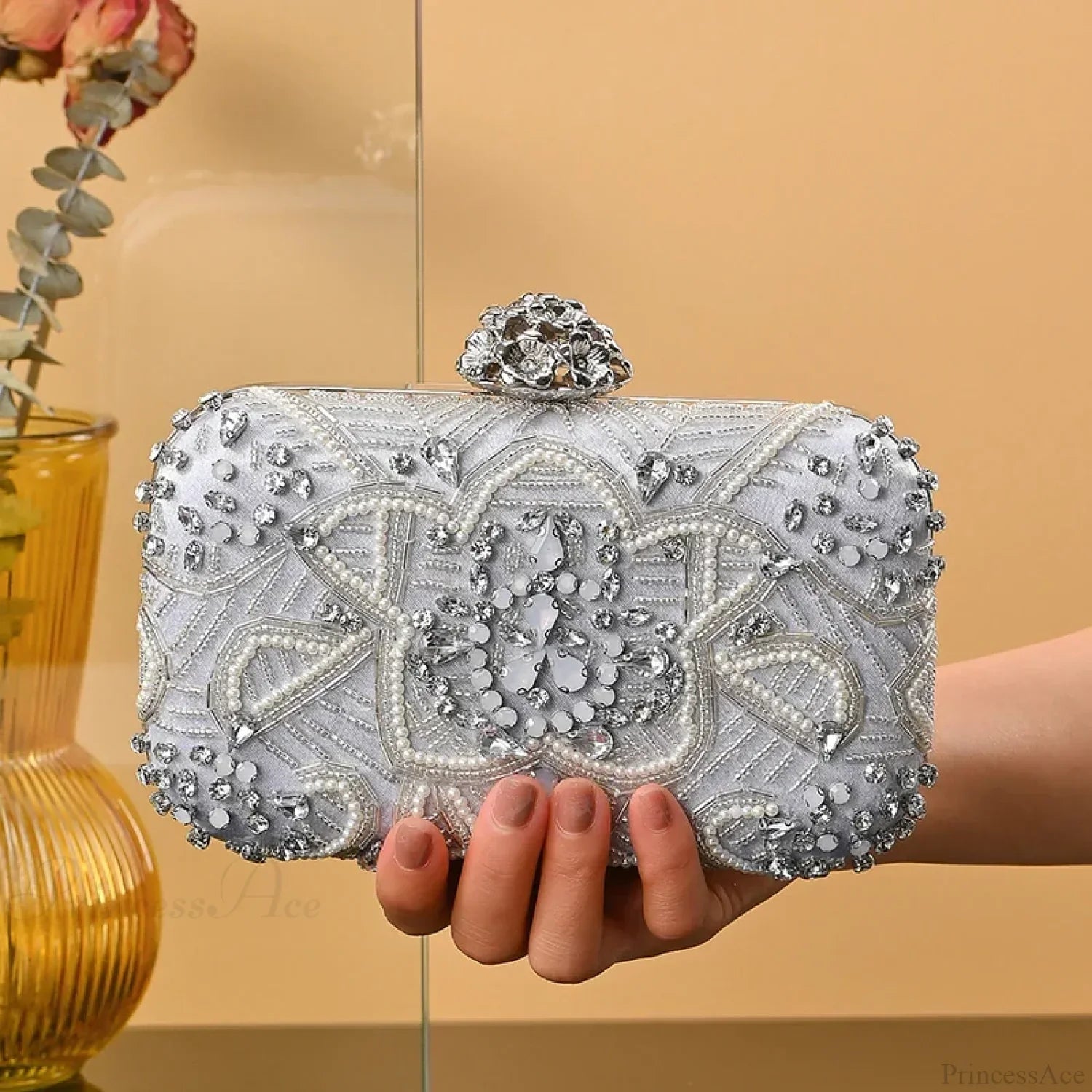 Designer aftenclutch i krystal og diamanter, prydet med rhinsten, til bryllup eller fest.