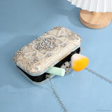 Designer aftenclutch i krystal og diamanter, prydet med rhinsten, til bryllup eller fest.