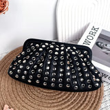 Designer sort nittet clutch