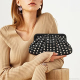 Designer sort nittet clutch