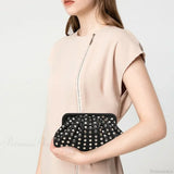 Designer sort nittet clutch