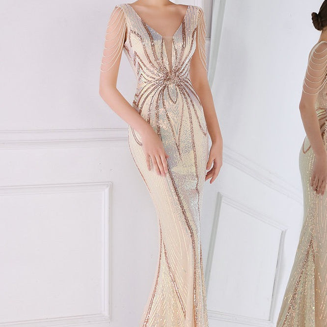 Havfrue-aftenkjole med pailletter og blomsterperler