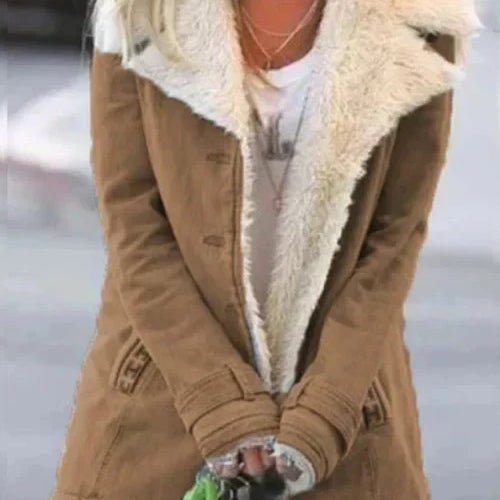 Damefrakke – Tætsiddende snit – Blød uldeffekt – Stor krave – Knaplukning