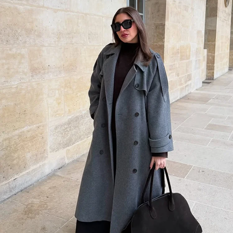 Lang damefrakke – Uld – Afslappet pasform – Dobbeltradet – Strukturerede skuldre