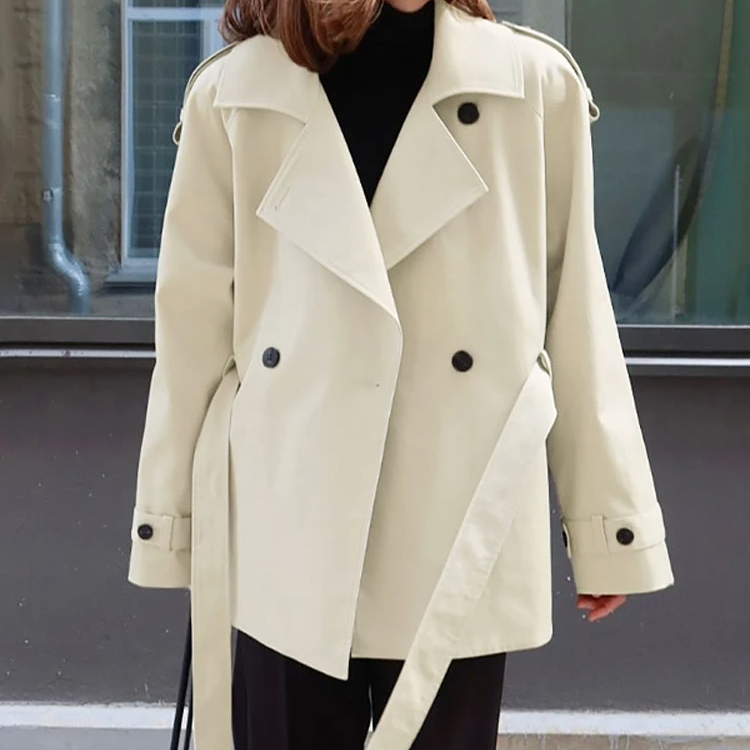 Kort damejakke – Tætsiddende snit – Justerbart bælte – Krave med hak – Lange ærmer