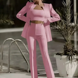 Damejakkesæt – Tætsiddende snit – Struktureret crop top – Højtaljede bukser med svaj