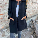 Lang damefrakke – Struktureret snit – Blødt, luksuriøst stof – Elegant krave med hak