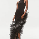 Sort asymmetrisk aftenkjole med mesh-flæser