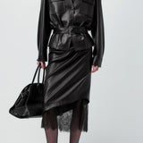 Elegant lædernederdel udsmykket med blonder