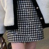 Højtaljet rød ternet nederdel