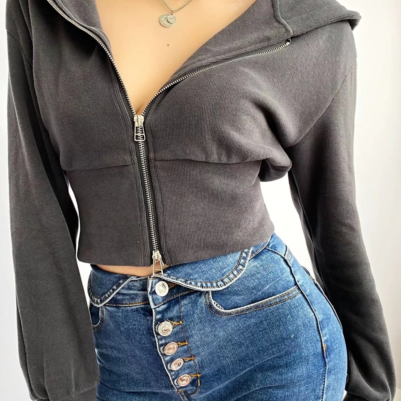 Ensfarvet, smal, cropped hættetrøje med dobbelt lynlås