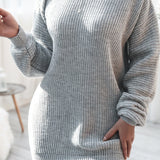 Løstsiddende minikjole med lange ærmer og bådhals i ribstrik