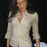 Elegant stribet bluse med off-shoulder design, tætsiddende snit.