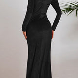 Elegant aftenkjole i rynket fløjl med lange ærmer og tætsiddende slids i taljen