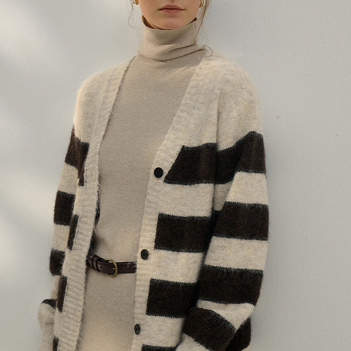 Oversized stribet strikcardigan med farveblok V-hals