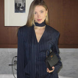 Todelt sæt: stribet blazer med V-hals og tætsiddende nederdel