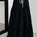 Lang, højtaljet A-formet nederdel med kontrasterende snøre, boheme-chic stil