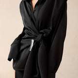 Ensfarvet minikjole med lange ærmer og tætsiddende talje