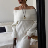 Elegant og minimalistisk off-shoulder maxikjole i ensfarvet strik