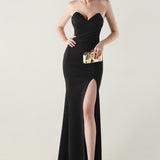 Stropløs plisseret aftenkjole med hjerteformet halsudskæring