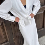 Nederdel i acetatsatin med lange ærmer og V-hals.