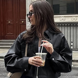 Kort, løstsiddende mat læderjakke