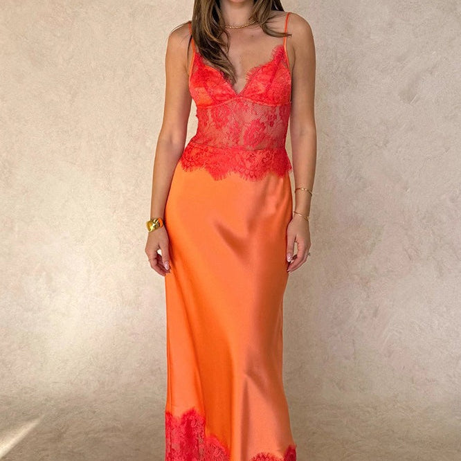 Elegant og sexet lang kjole med dyb halsudskæring og transparente blondepaneler