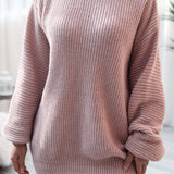 Løstsiddende minikjole med lange ærmer og bådhals i ribstrik