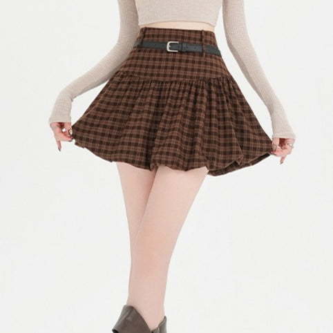 Kort khaki ternet nederdel med pufkant forneden