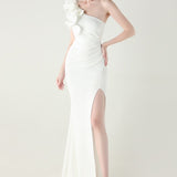 Asymmetrisk satin aftenkjole med flæser og blomster, pyntet med den ene skulder, med flæser og blomster.