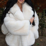 Ensfarvet kort pelsfrakke