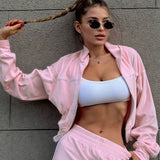 Todelt sæt med lange ærmer, en atletisk fløjlskrave og lynlåslukning.