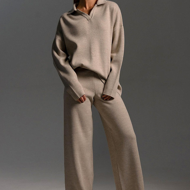 Todelt sæt: strikket polotrøje og bukser med vide ben