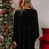 Løstsiddende minikjole i fløjl med udskæringer og bundet talje