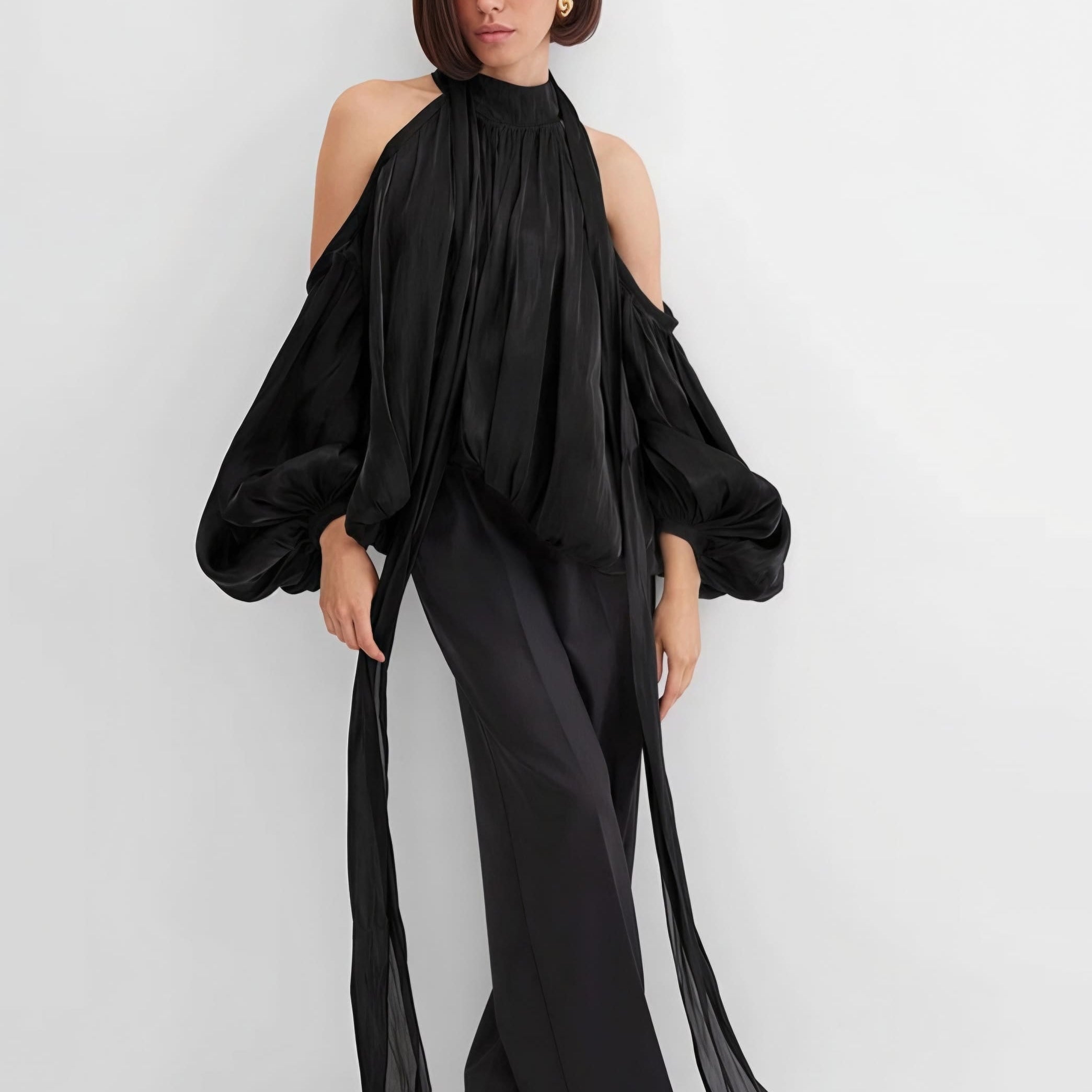 Langærmet bluse med off-shoulder-motiv og et unikt design