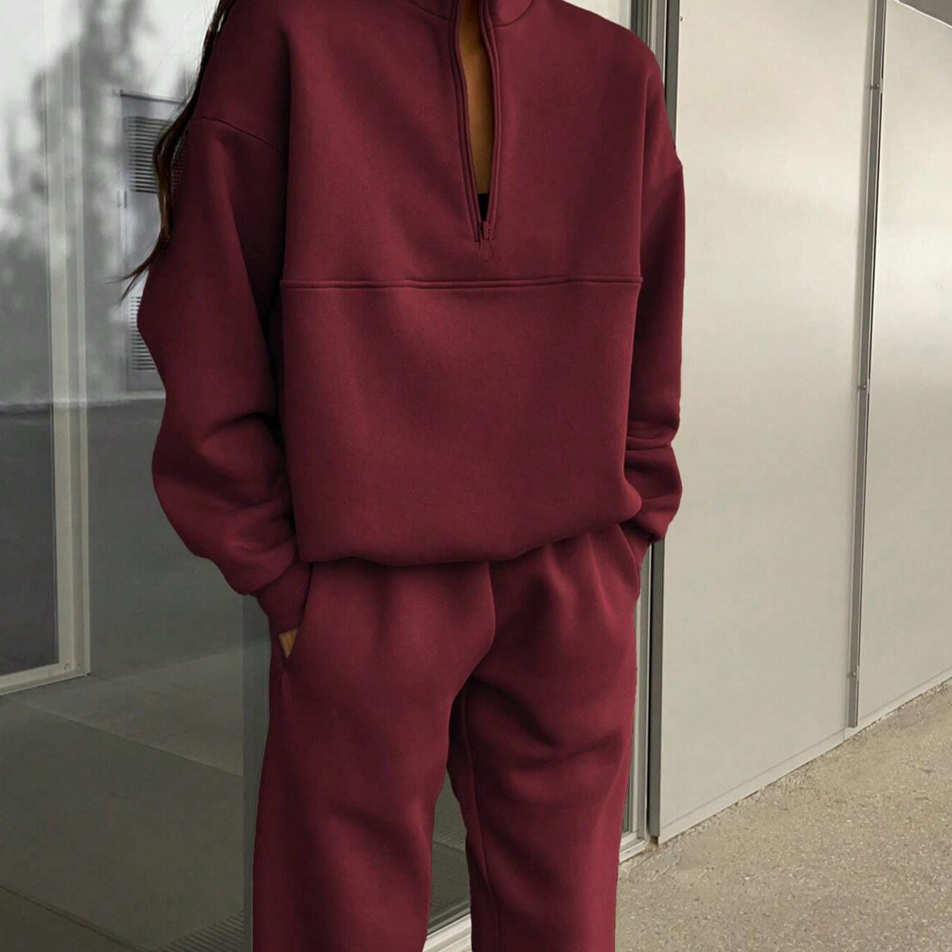 Damesæt i to dele – Blød strik – Afslappet pasform – Langærmet top med lynlås og smalle bukser