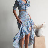 Todelt sæt: lyseblå blomsterprintet midinederdel med slids og flæser