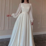 Lang, gennemsigtig kjole med lanterneærmer og perler