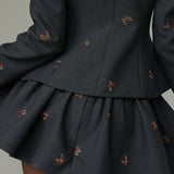 Todelt sæt: broderet blazer med indsnævret talje og miniskørt