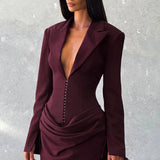 Kort, tætsiddende kjole med dyb V-udskæring og markeret talje, ensfarvet