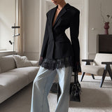 Blød blazer med lange ærmer og en tætsiddende talje, udsmykket med sorte blondepaneler