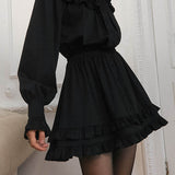 Elegant minikjole med lange ærmer og blonder, pyntet med butterfly, trapezsnit.