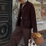 Jakke med opretstående krave og enkeltradede knapper