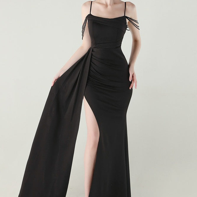 Havfrue-aftenkjole i satin med tynde stropper