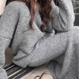 Todelt sæt: afslappet striktrøje med V-hals og havfrue-nederdel