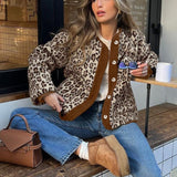 Varm fleecejakke med rund hals og leopardprint og sherpapaneler