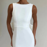 Elegant aftenkjole med sløjfe og tætsiddende snit