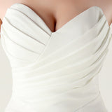 Stropløs plisseret aftenkjole med hjerteformet halsudskæring