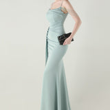 Havfrue-aftenkjole i satin med tynde stropper