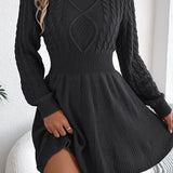 Kraftig strik minikjole med rund hals og snoet talje